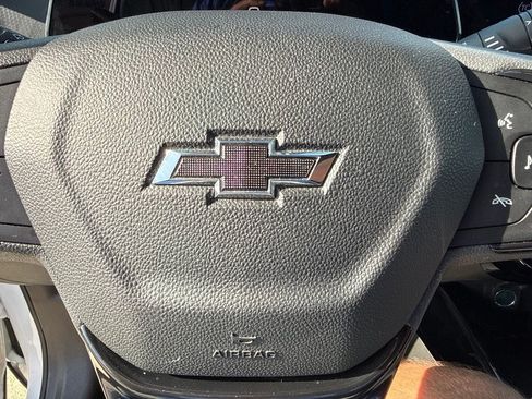 Used 2025 Chevrolet Trax RS FWD image 27