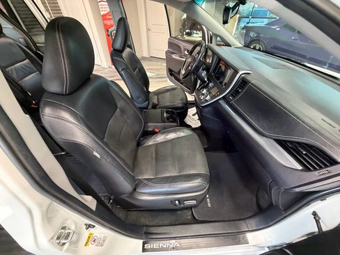 Used 2017 Toyota Sienna SE FWD image 42