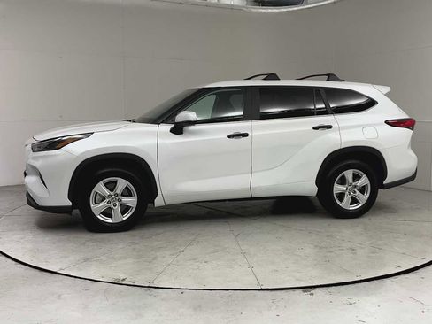 Used 2023 Toyota Highlander LE FWD image 5