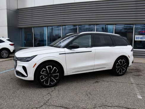 Used 2024 Lincoln Nautilus Reserve w/ Equipment Group 202A image 2