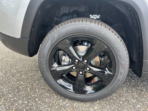 New 2025 Jeep Grand Cherokee Limited w/ Black Appearance Package image 27