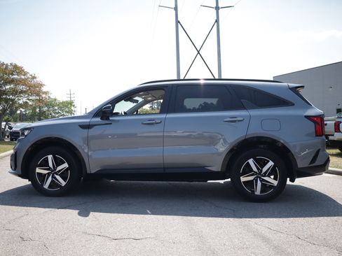 Used 2023 Kia Sorento S FWD image 2