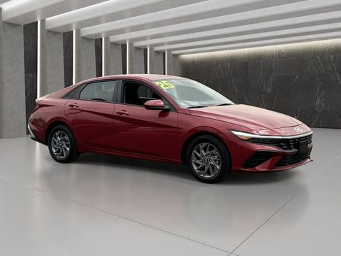 Used 2025 Hyundai Elantra Hybrid FWD image 8