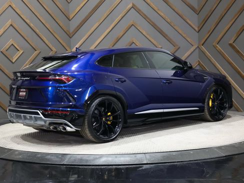 Used 2019 Lamborghini Urus AWD/4WD image 2