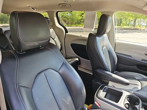 Used 2023 Chrysler Pacifica Touring-L FWD image 12