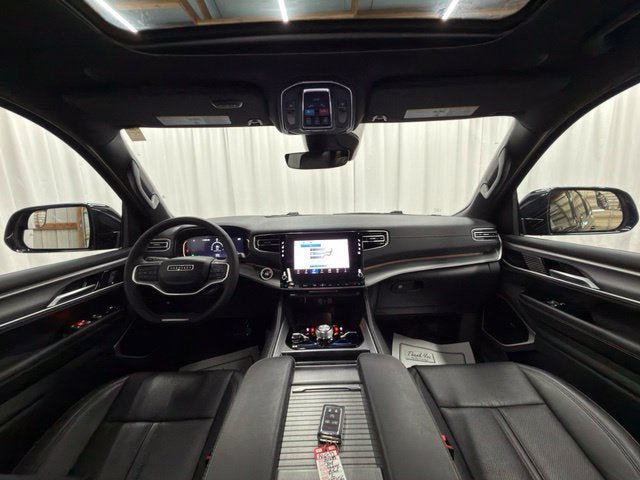 Used 2025 Jeep Wagoneer L Series III w/ Premium Group I AWD/4WD image 4