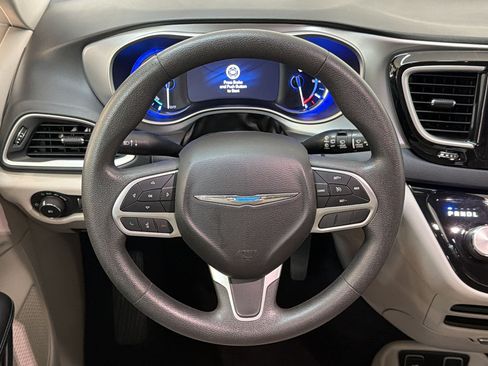 Used 2018 Chrysler Pacifica Touring Plus FWD image 11