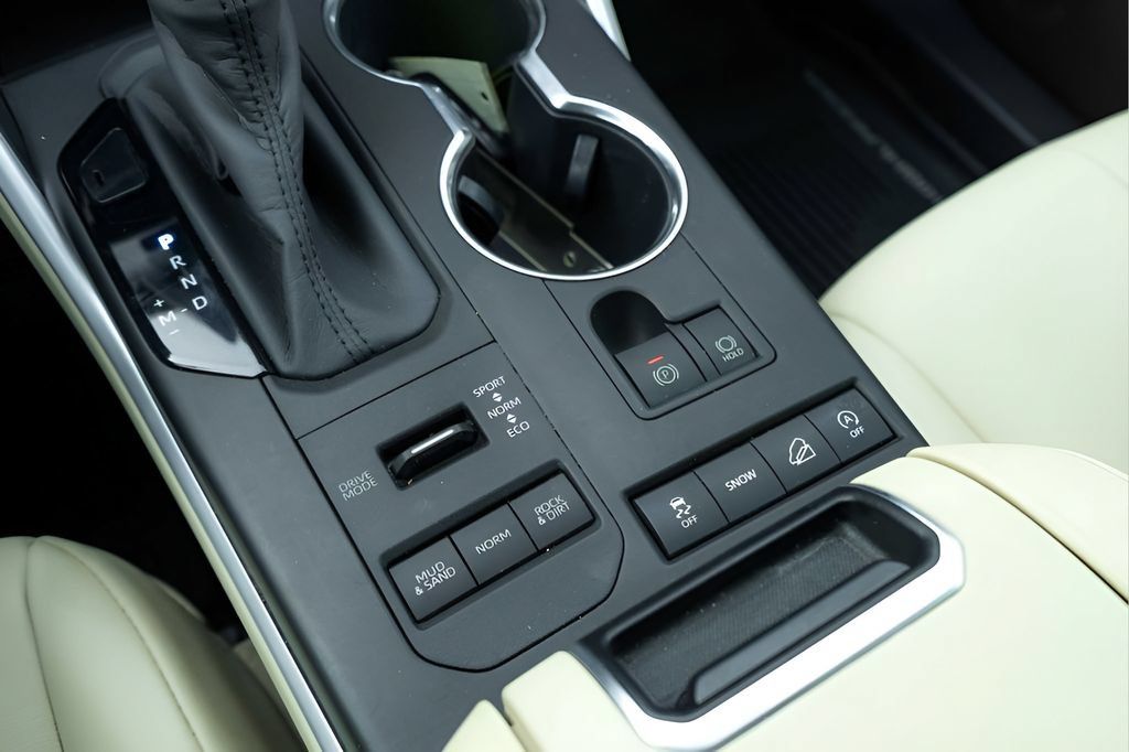 Used 2020 Toyota Highlander XLE AWD/4WD image 23