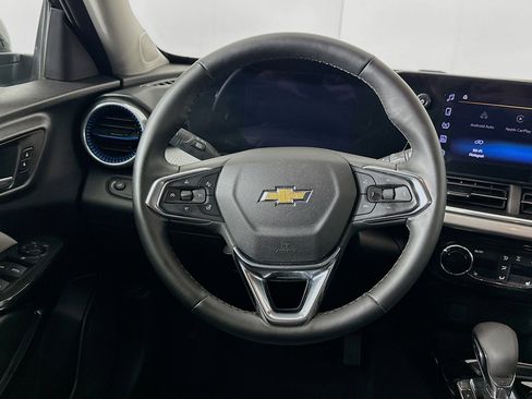 Used 2025 Chevrolet Trax LT w/ LT Convenience Package image 17