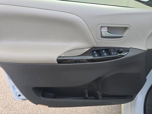 Used 2019 Toyota Sienna XLE Premium image 10
