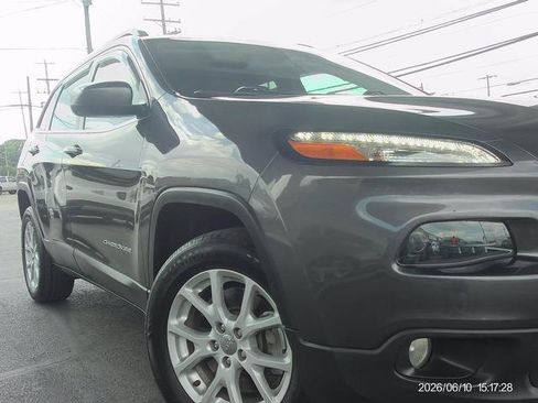 Used 2016 Jeep Cherokee Latitude w/ Cold Weather Group AWD/4WD image 18