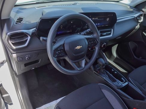 Used 2025 Chevrolet TrailBlazer LS w/ LS Convenience Package FWD image 10