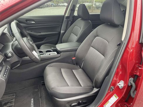 Used 2024 Nissan Altima 2.5 SV w/ SV Premium Package image 16