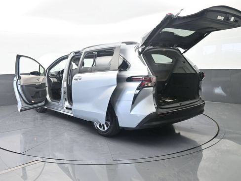 Used 2024 Toyota Sienna XLE FWD image 77