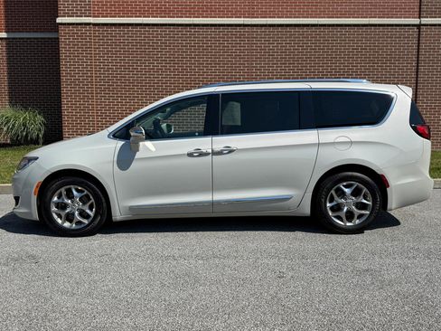 Used 2017 Chrysler Pacifica Limited w/ UConnect Theater Package FWD image 5