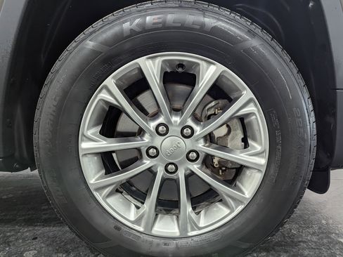 Used 2019 Jeep Cherokee Latitude Plus w/ Cold Weather Group image 5