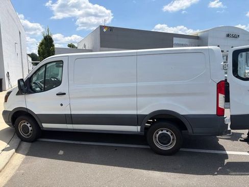 Used 2015 Ford Transit 250 130 Low Roof RWD image 4