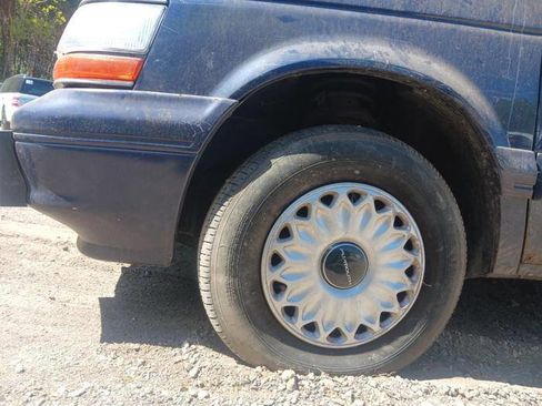 Used 1995 Plymouth Voyager FWD image 11