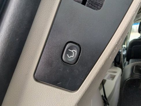 Used 2015 Chrysler Town & Country Touring w/ Driver Convenience Group image 22