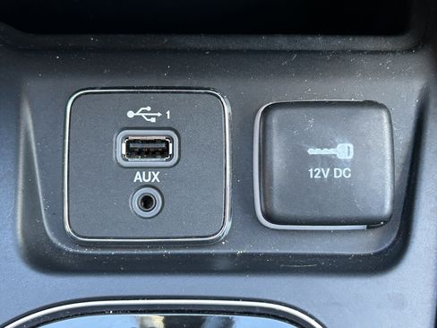 Used 2019 Jeep Cherokee Limited AWD/4WD image 27