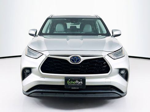 Used 2022 Toyota Highlander XLE image 2