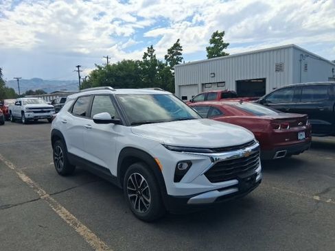 Used 2025 Chevrolet TrailBlazer LT AWD/4WD image 1
