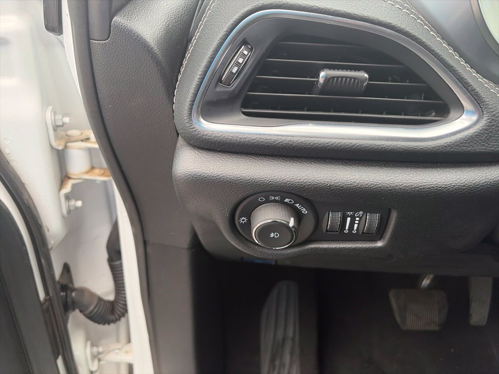 Used 2025 Chrysler Pacifica Limited FWD image 19