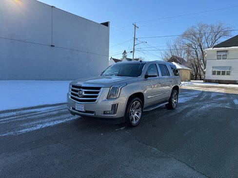 Used 2015 Cadillac Escalade Luxury image 3