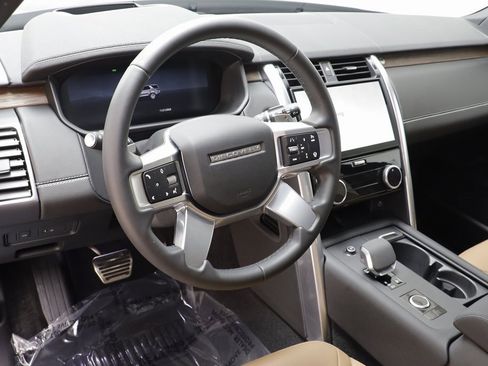 Used 2024 Land Rover Discovery Dynamic SE image 7