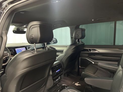 Used 2025 Jeep Wagoneer Series II image 15