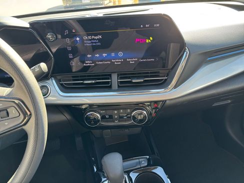 Used 2025 Chevrolet Trax LT image 17