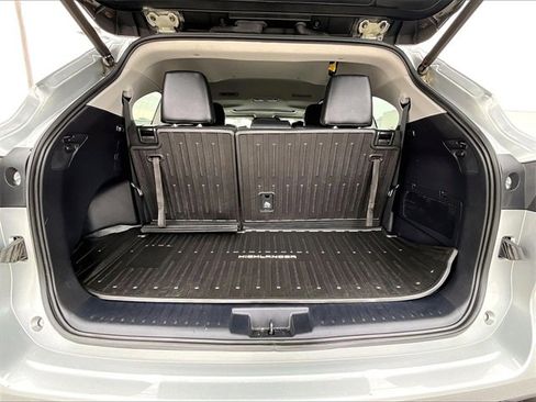 Used 2020 Toyota Highlander XLE image 26