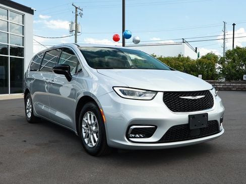 Used 2024 Chrysler Pacifica Touring-L FWD image 3