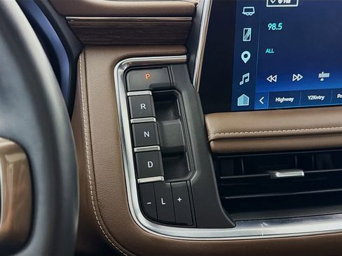 Used 2023 Chevrolet Suburban High Country RWD image 21
