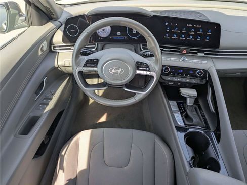 Used 2025 Hyundai Elantra SEL FWD image 17