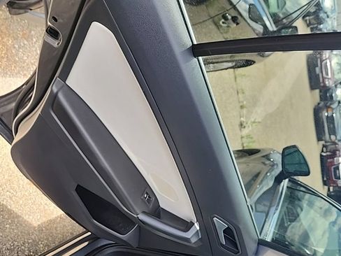 Used 2019 Volkswagen Tiguan SE FWD image 17