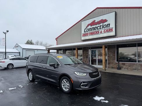 Used 2022 Chrysler Pacifica Touring-L image 2