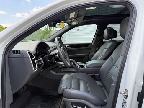 Used 2021 Porsche Cayenne AWD/4WD image 25