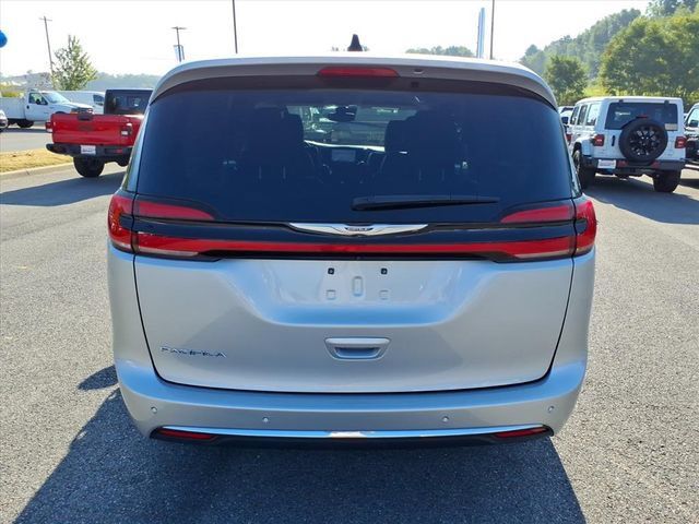 Used 2024 Chrysler Pacifica Touring-L FWD image 7