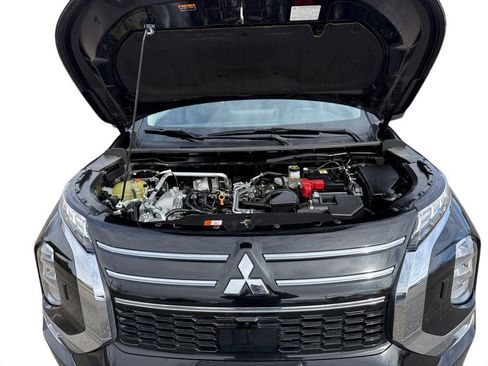 Used 2025 Mitsubishi Outlander SE image 18