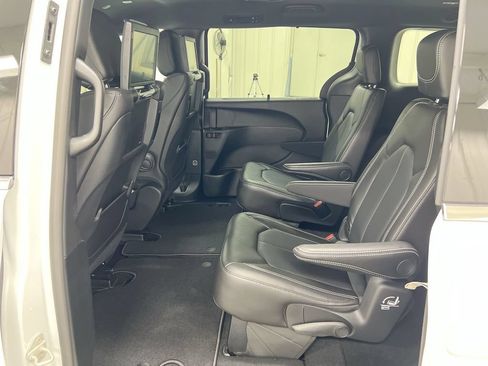 New 2026 Chrysler Pacifica Select AWD/4WD image 23