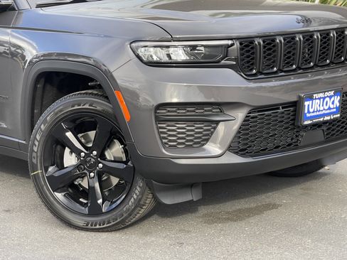 New 2025 Jeep Grand Cherokee Altitude image 3