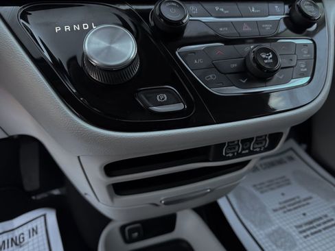 Used 2023 Chrysler Pacifica Touring-L image 29