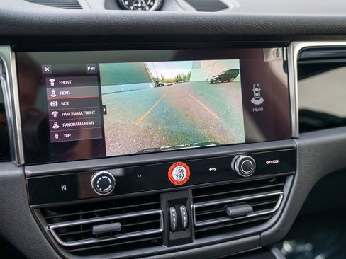 Certified 2025 Porsche Macan image 17