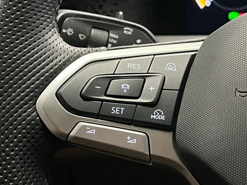 Used 2025 Volkswagen Tiguan SE R-Line image 25