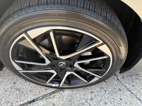 Used 2025 Nissan Sentra SR FWD image 5
