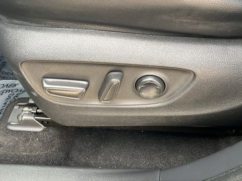 Used 2023 Toyota Highlander XLE AWD/4WD image 23