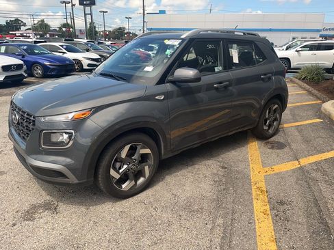Used 2025 Hyundai Venue SEL FWD image 1