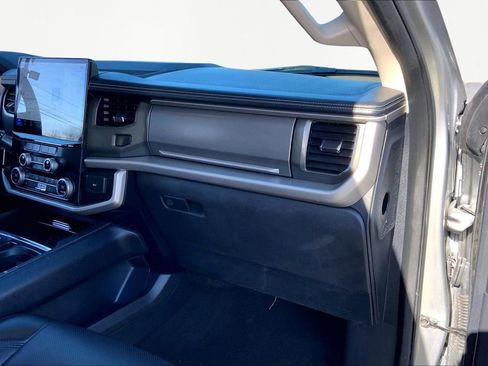 Used 2024 Ford Expedition XLT image 19