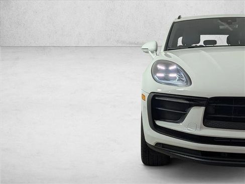 Certified 2025 Porsche Macan image 12